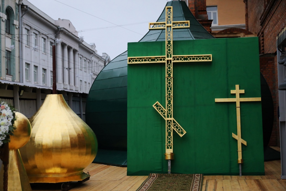 Кресты и купола освятили для строящейся Троицкой церкви на улице Рождественской - фото 4