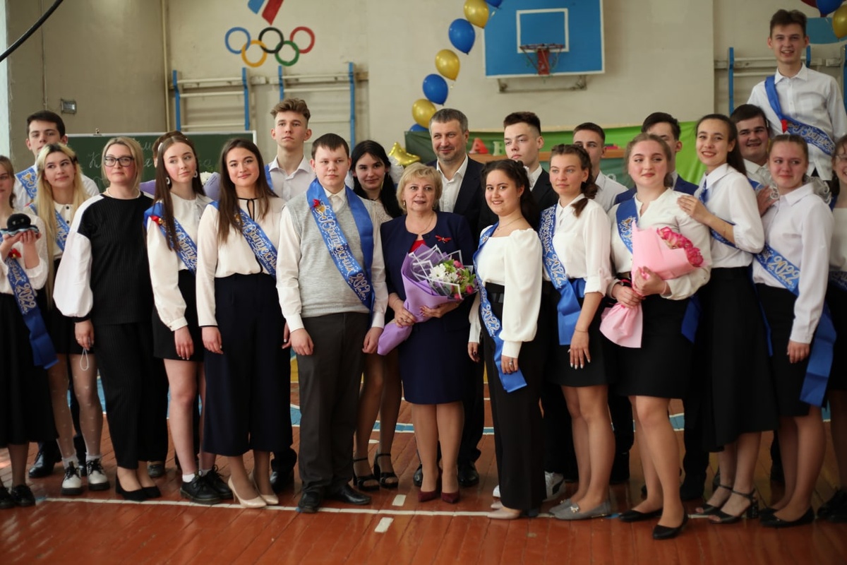 Мэр Дзержинска поздравил школьников с последним звонком - фото 1