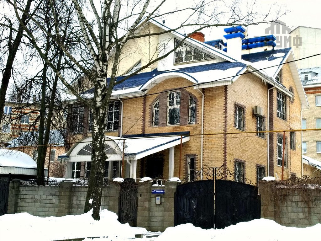 Огромный коттедж за 70 млн рублей продают недалеко от центра Нижнего Новгорода