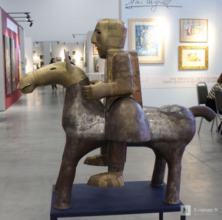 Фоторепортаж: выставка &laquo;АРТ МИР &mdash; 2026&raquo; открылась в Нижнем Новгороде - фото 99