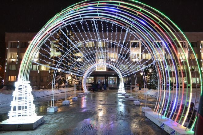 Световой фонтан, большой шар и светодиодные матрешки украсили Советский район - фото 3