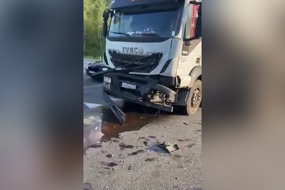 Фура наехала на иномарку в Нижегородской области: пострадали два человека