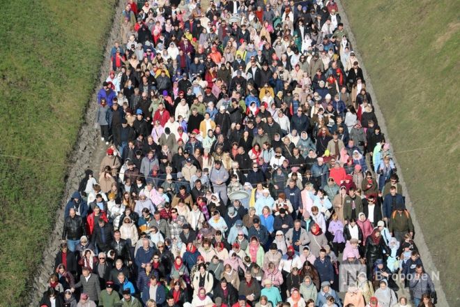 Шли Крестным ходом и ели гигантский кулич: как прошла Пасха в Нижнем Новгороде — фоторепортаж - фото 13