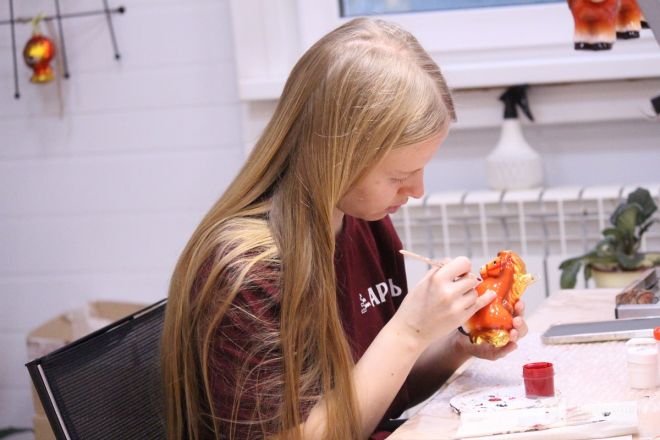 Волшебство из стекла: фоторепортаж с фабрики елочных игрушек в Нижнем Новгороде - фото 59