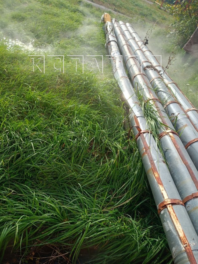 Улицу в Нижнем Новгороде затопило кипятком из-за прорыва трубы - фото 1