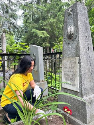 Нижегородский депутат Гриневич приняла участие в субботнике на кладбище  - фото 5