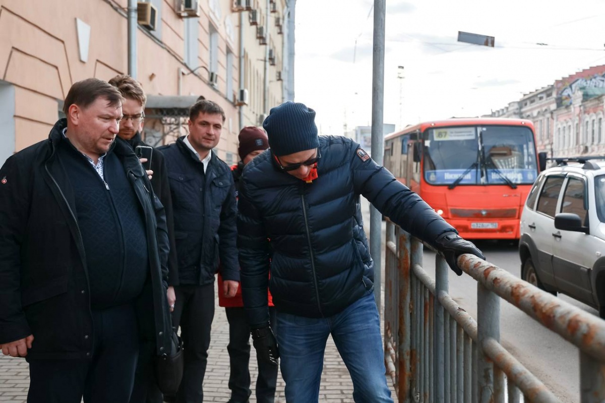 Шалабаев поручил избавиться от рекламы на остановках и мусора в Канавине