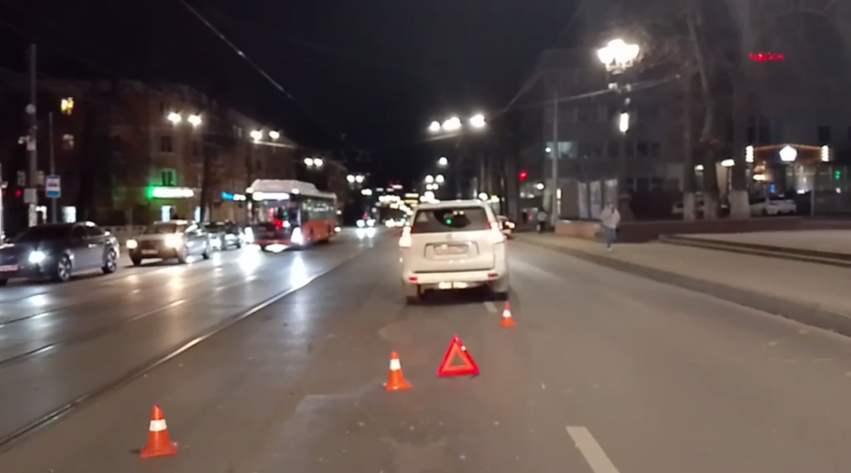 Двое детей попали под колеса иномарки при высадке из трамвая на Белинке - фото 1