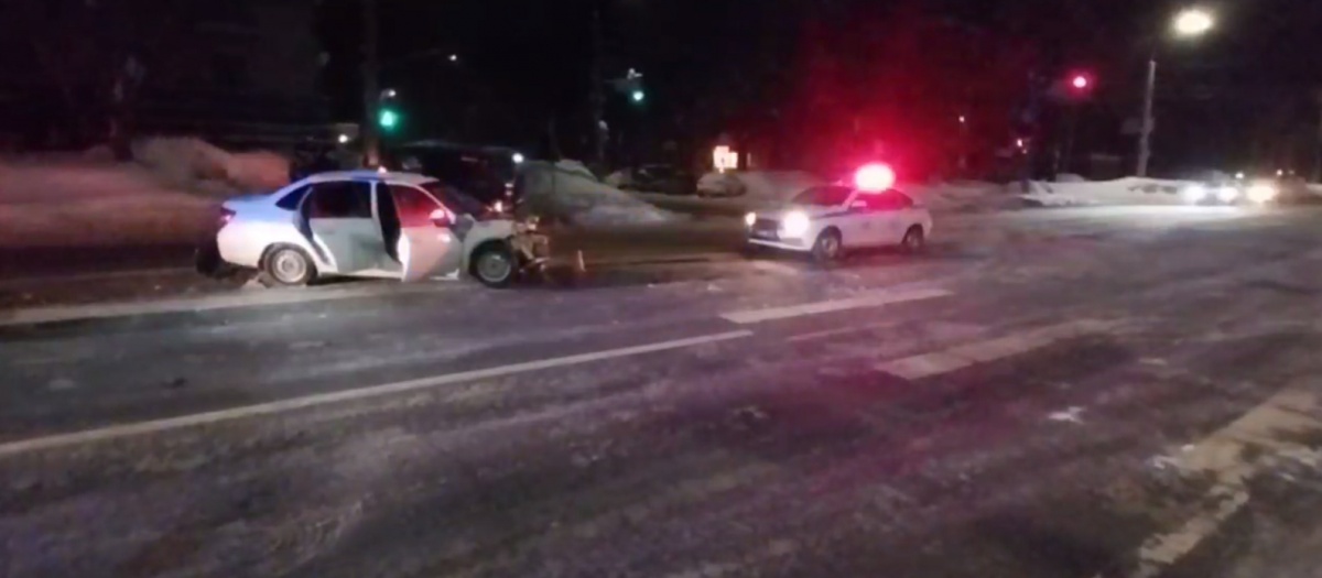 Мужчина пострадал в лобовом ДТП на улице Ванеева в Нижнем Новгороде - фото 1