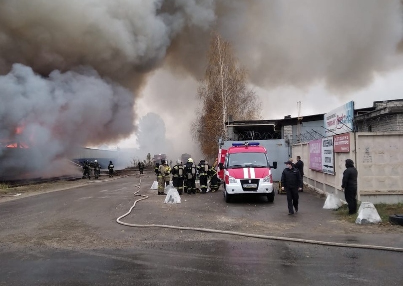 Площадь пожара на складе на улице Федосеенко увеличилась до 2400 квадратных метров - фото 1