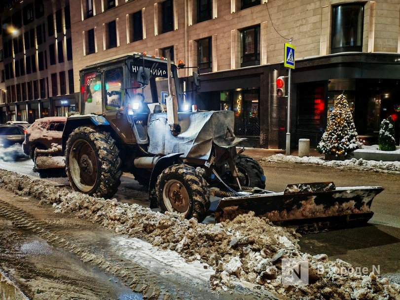 Фоторепортаж: как чистят дороги в Нижнем Новгороде после мощных снегопадов - фото 1