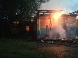 Масштабный пожар в Доме культуры устроили неизвестные в Ветлужском районе - фото 1