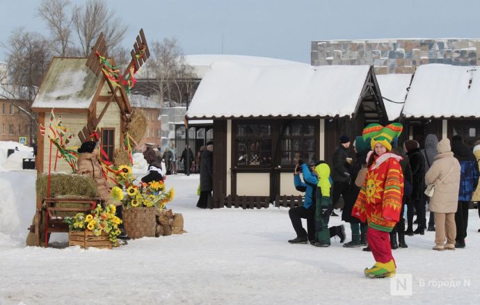 С блинами и в сугробах: как прошла Масленица в Нижнем Новгороде — фоторепортаж - фото 127