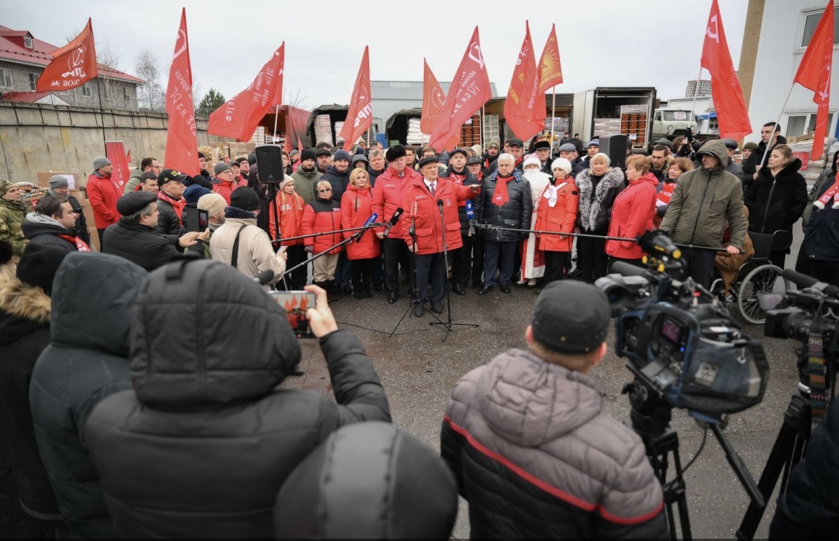 Нижегородские коммунисты отправили в зону СВО новогодний гумконвой - фото 1