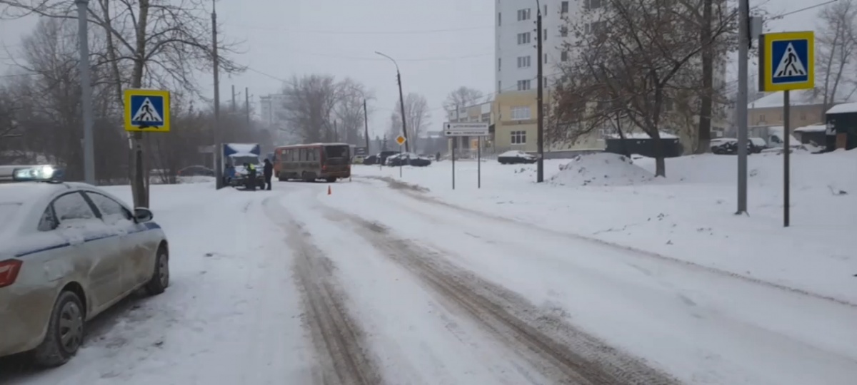 Автобус сбил пешехода и врезался в грузовик на Бору - фото 1