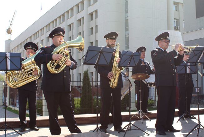 Оркестр нижегородской полиции дал концерт под открытым небом в честь 9 Мая  - фото 14