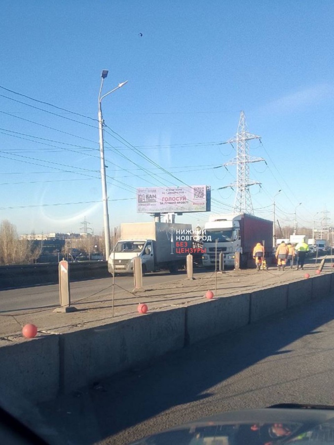 Большая пробка образовалась на Мызинском мосту из-за ДТП с грузовиками - фото 1