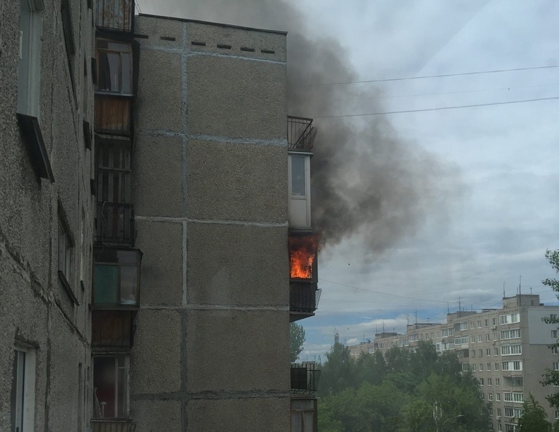 10 человек эвакуировали из горевшего дома в Нижегородском районе - фото 1