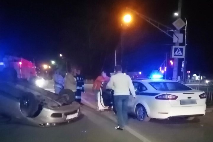 Водитель под парами алкоголя влетел в полицейский Ford и перевернулся