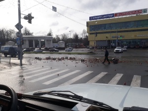 Яблочно-дорожное происшествие наблюдали очевидцы в Дзержинске