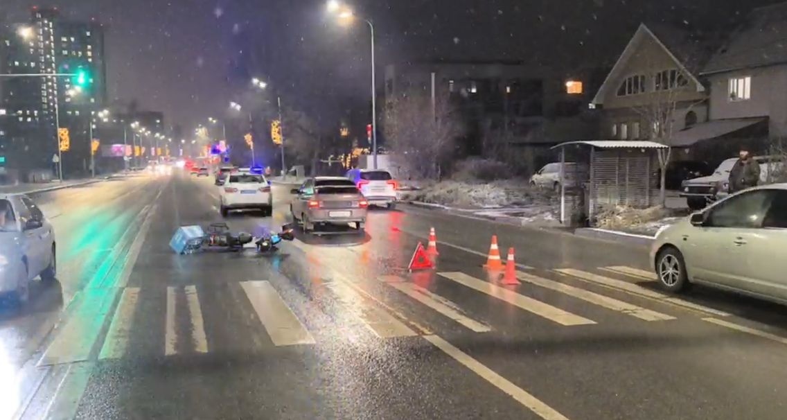 Машина сбила курьера на велосипеде в Нижнем Новгороде - фото 1