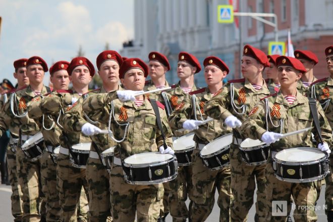 Фоторепортаж: парад в честь 80-й годовщины Победы прошел в Нижнем Новгороде - фото 138