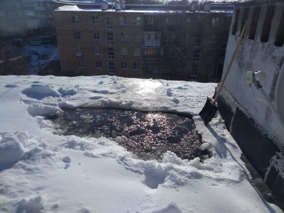 Жители Нижегородского района пожаловались на протекающую крышу дома - фото 1