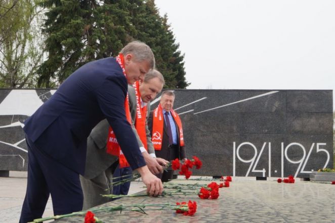 Члены нижегородского отделения КПРФ возложили цветы к Вечному огню - фото 6