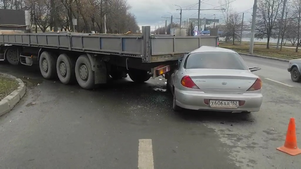 Водитель KIA пострадал, влетев под полуприцеп в Автозаводском районе - фото 1
