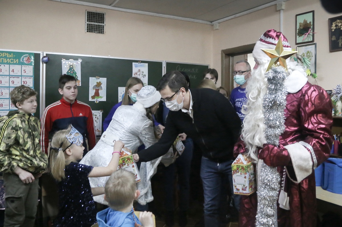 Шалабаев подарил шведскую стенку воспитанникам детского дома на Новый год - фото 1