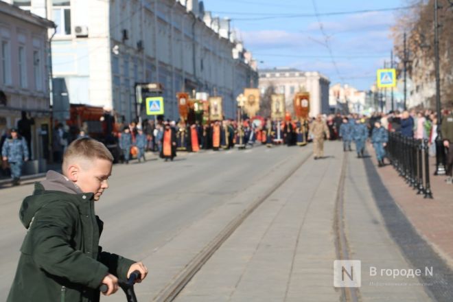 Шли Крестным ходом и ели гигантский кулич: как прошла Пасха в Нижнем Новгороде — фоторепортаж - фото 20