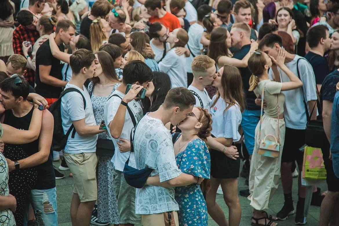 Рекорд по самому массовому поцелую установлен в Нижнем Новгороде - фото 1