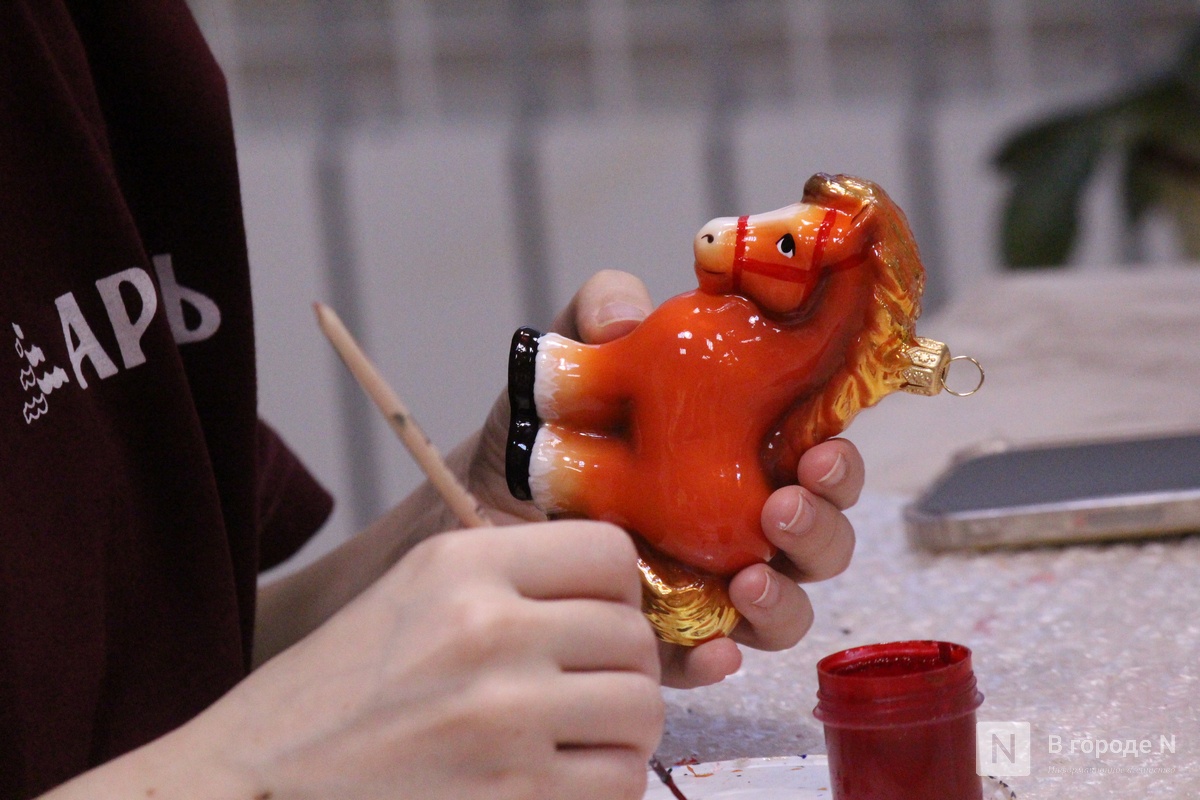 Волшебство в стекле: фоторепортаж с фабрики елочных игрушек в Нижнем Новгороде - фото 5