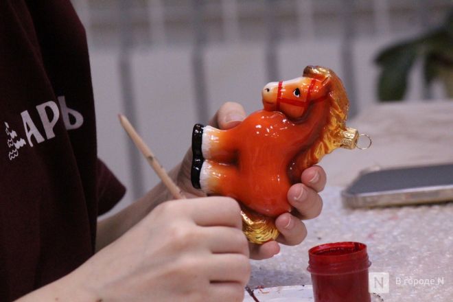 Волшебство из стекла: фоторепортаж с фабрики елочных игрушек в Нижнем Новгороде - фото 90