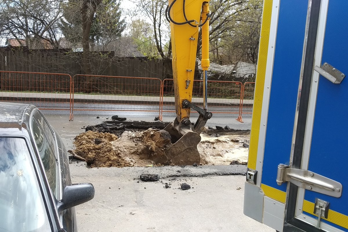 Водопровод прорвало на улице Горной в Нижнем Новгороде - фото 1