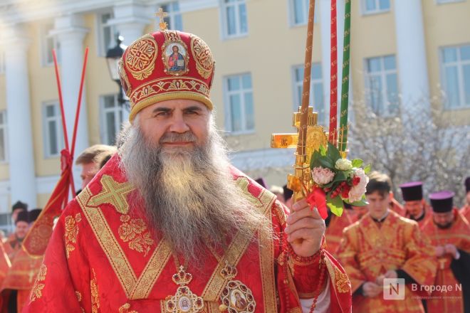 Фоторепортаж: как прошел пасхальный крестный ход в Нижнем Новгороде - фото 39
