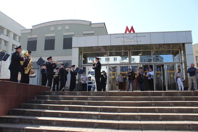 Оркестр нижегородской полиции дал концерт под открытым небом в честь 9 Мая  - фото 9
