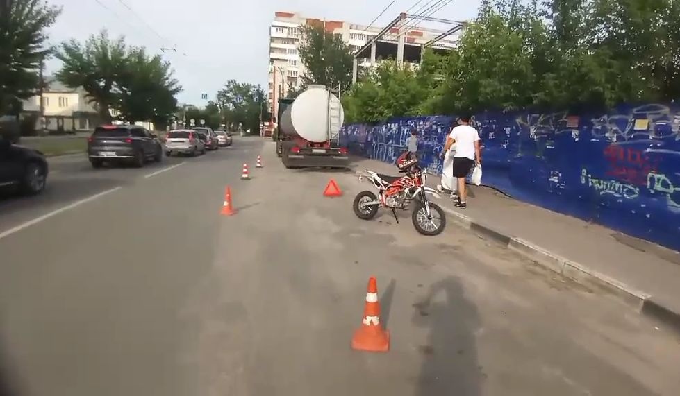Подросток на мотоцикле врезался в молоковоз в Дзержинске