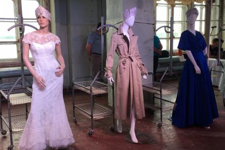 &laquo;36 платьев &mdash; 36 историй&raquo;: в бывшем здании фабрики &laquo;Маяк&raquo; открылась выставка