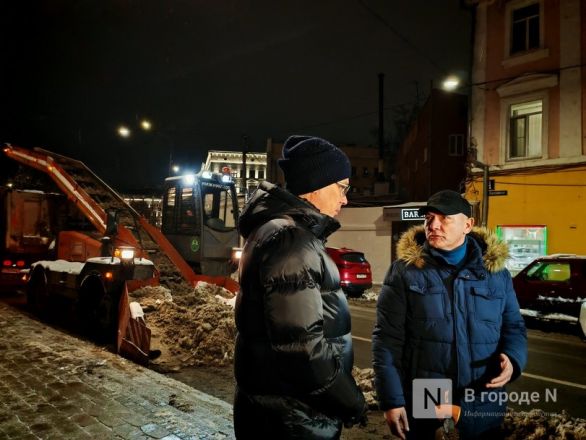 Фоторепортаж: как чистят дороги в Нижнем Новгороде после мощных снегопадов - фото 7