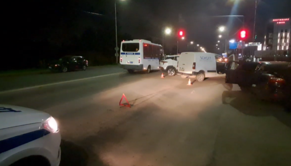 Женщина пострадала в ДТП с тремя легковушками в Нижнем Новгороде - фото 1