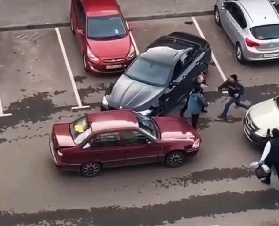 Водитель напал на автовладельца из-за места на парковке в ...